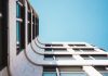 Licencia de primera ocupación, qué es y cuándo basta con una declaración responsable Edificio de viviendas de obra nueva visto desde abajo