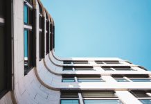Licencia de primera ocupación, qué es y cuándo basta con una declaración responsable Edificio de viviendas de obra nueva visto desde abajo