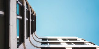 Licencia de primera ocupación, qué es y cuándo basta con una declaración responsable Edificio de viviendas de obra nueva visto desde abajo