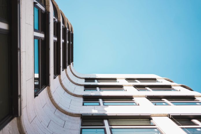 Edificio de viviendas de obra nueva visto desde abajo