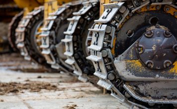Venta de maquinaria de construcción en España 2025: ¿repunte o simple respiro? Maquinaria de obra, detalle de orugas tractoras