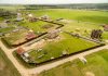 Qué puedes construir en tu parcela según el tipo de suelo Vista aérea de parcelas y viviendas unifamiliares en construcción junto a campos de cultivo