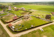 Qué puedes construir en tu parcela según el tipo de suelo Vista aérea de parcelas y viviendas unifamiliares en construcción junto a campos de cultivo