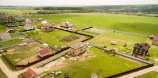 Qué puedes construir en tu parcela según el tipo de suelo Vista aérea de parcelas y viviendas unifamiliares en construcción junto a campos de cultivo