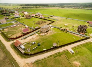 Qué puedes construir en tu parcela según el tipo de suelo Vista aérea de parcelas y viviendas unifamiliares en construcción junto a campos de cultivo